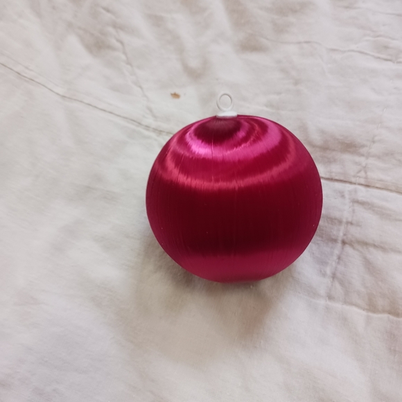 Vintage Lot Of 19 Red Christmas Ornaments Satin Spun Balls Holiday Christmas - Picture 7 of 10